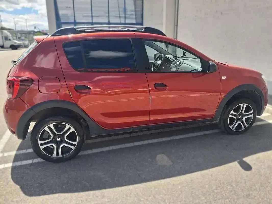 Usado Dacia Sandero 90 CV (66 kW) 2018 Rojo Utilitario