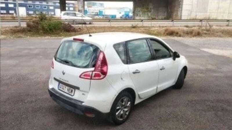 Usado Renault Scénic III Expression 106 CV (77 kW) 2011 Blanco Monovolumen