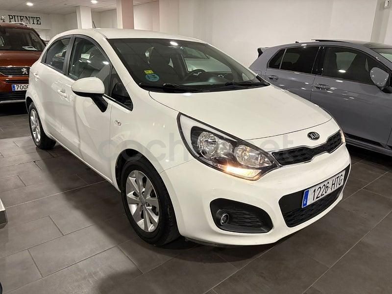 Usado Kia Rio 85 CV (62 kW) 2013 Blanco Berlina