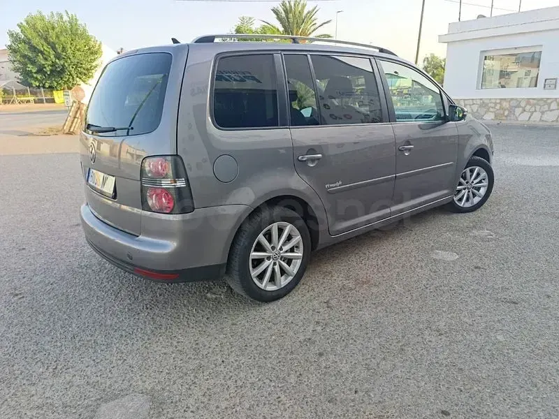 Usado VW Touran Advance 140 CV (102 kW) 2009 Gris / plata Monovolumen