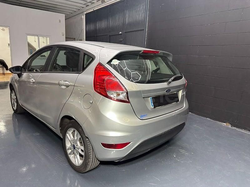 Usado Ford Fiesta Trend 82 CV (60 kW) 2017 Gris / plata Berlina