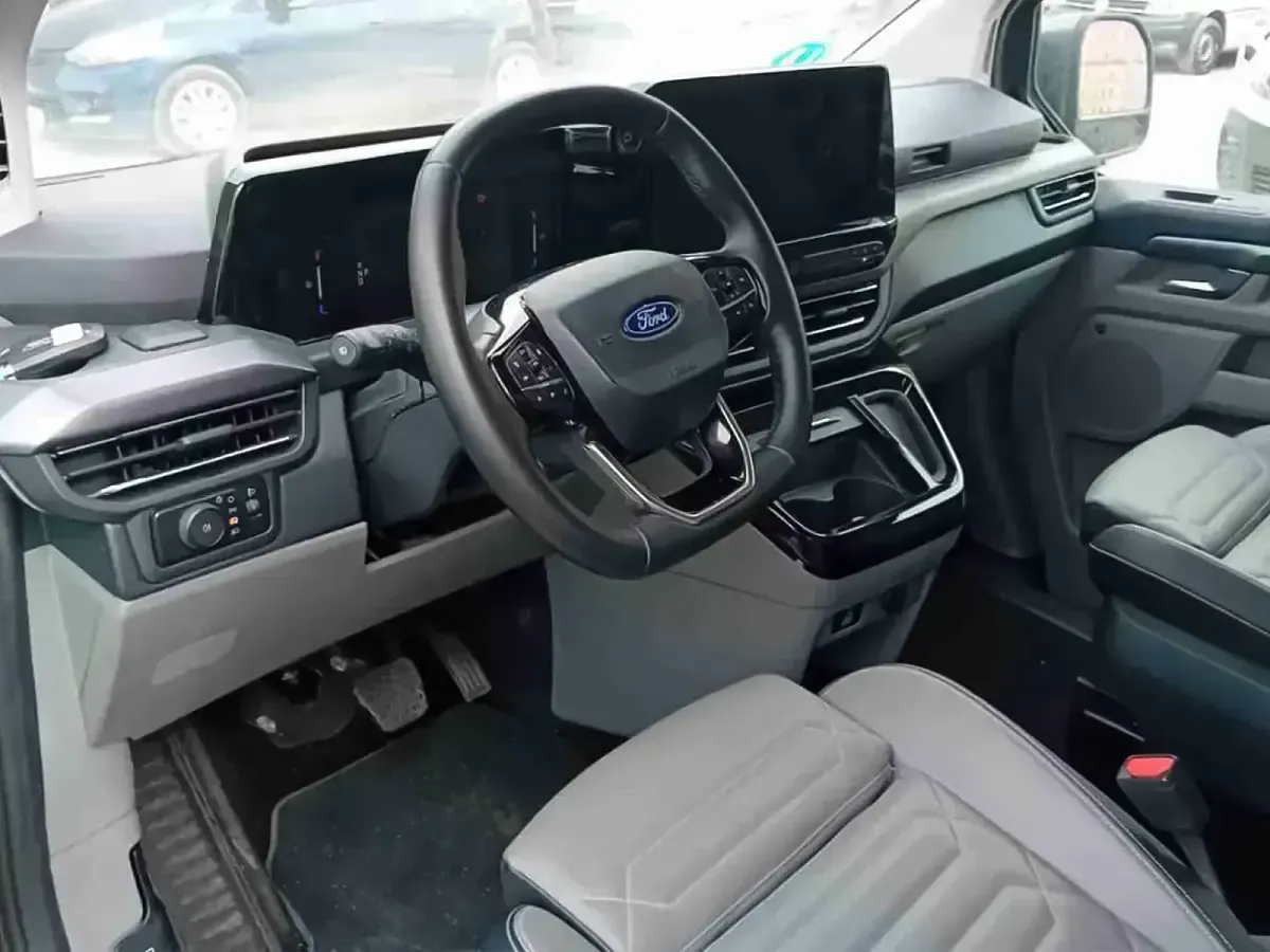 Usado Ford Tourneo Titanium X 160 kW (218 CV) 2025 Gris Monovolumen