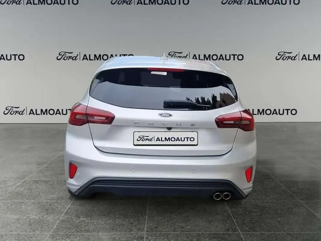 Usado Ford Focus ST-Line X 155 CV (114 kW) 2024 Plateado Utilitario