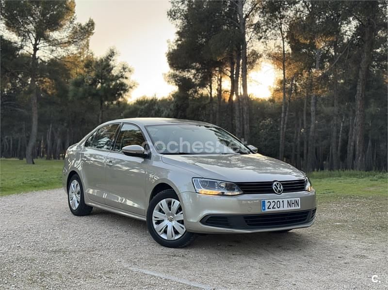 Begagnad VW Jetta Advance 105 HK (77 kW) 2013 Beige Sedan