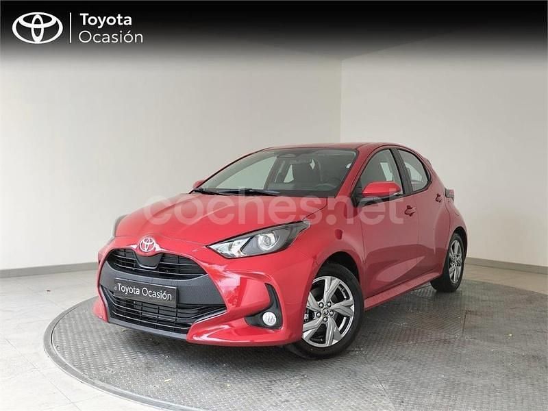 Rojo Usado 2024 Toyota Yaris Hybrid Active Berlina | 21.500 € (Precio justo) - Imagen 1/4