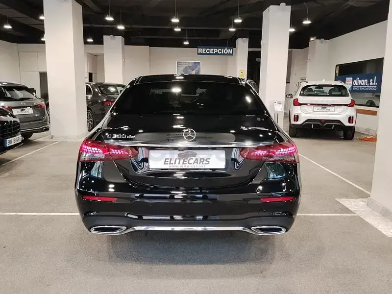 Usado Mercedes E300 306 CV (225 kW) 2022 Negro Berlina