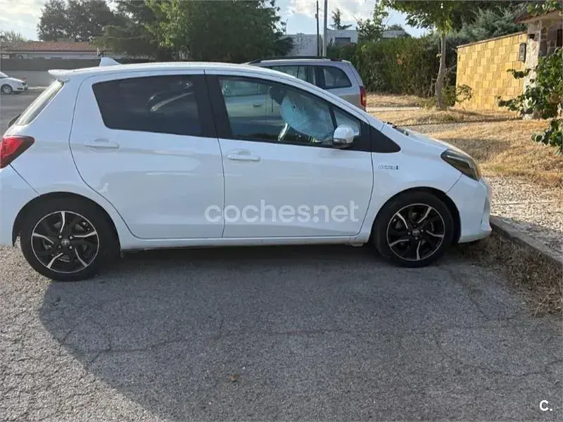 Usado Toyota Yaris Hybrid 100 CV (73 kW) 2016 Blanco Berlina
