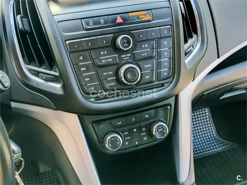 Usado Opel Zafira Tourer Expression 130 CV (95 kW) 2015 Gris / plata Monovolumen
