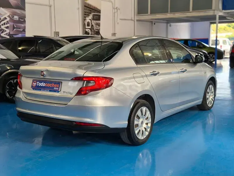 Usado Fiat Tipo Lounge 95 CV (69 kW) 2017 Gris / plata Berlina