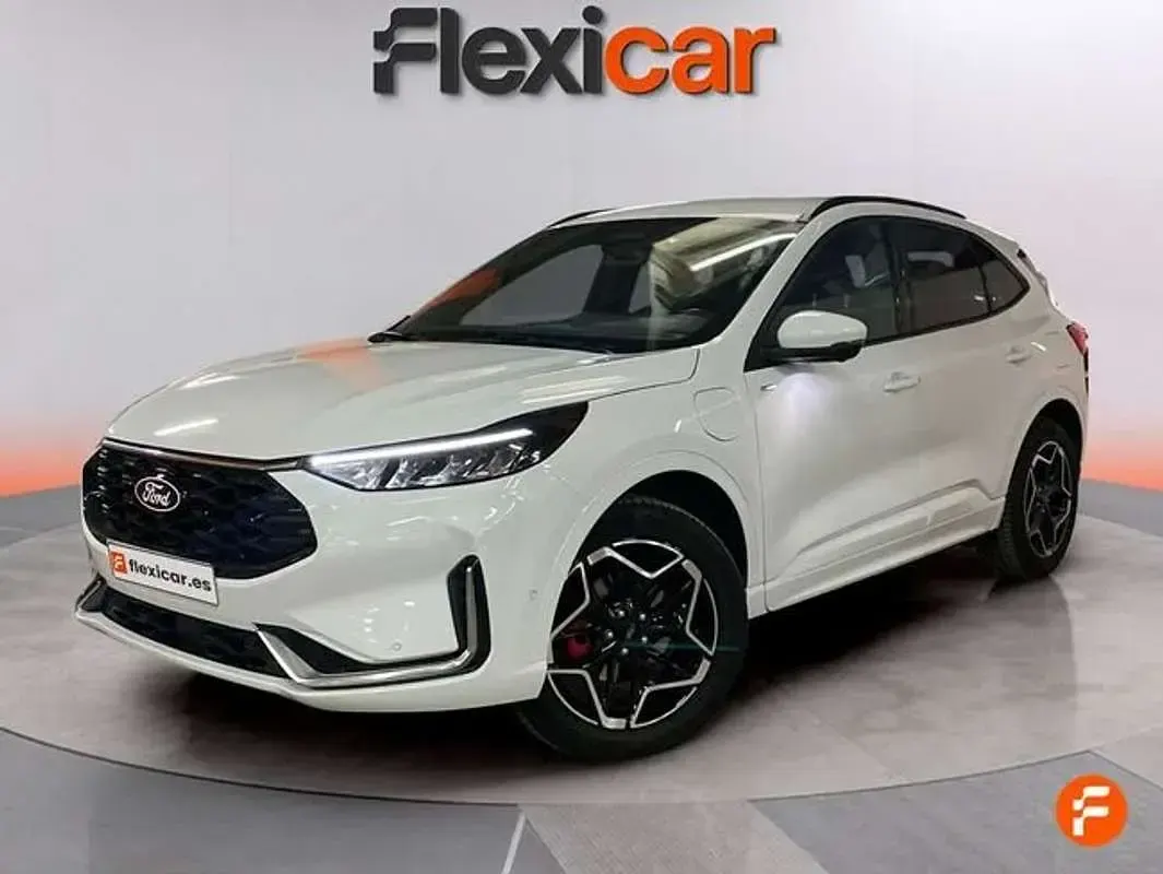 Usado Ford Kuga ST-Line 243 CV (178 kW) 2024 Blanco SUV