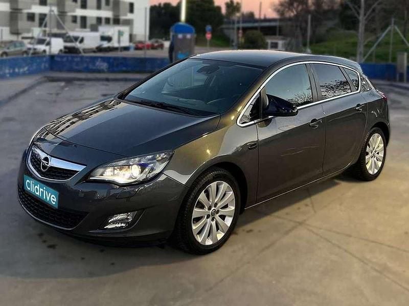 Usado Opel Astra Cosmo 116 CV (85 kW) 2010 Gris Utilitario