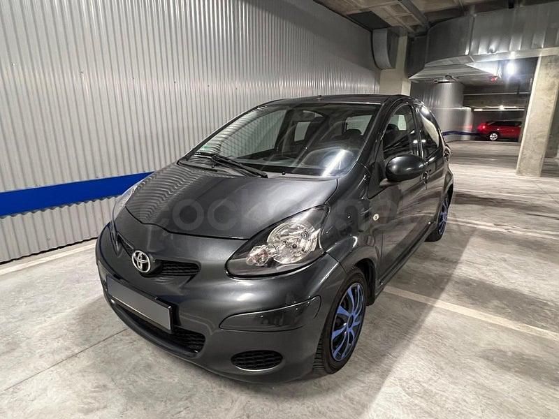 Usado Toyota Aygo Live 68 CV (50 kW) 2011 Azul Utilitario