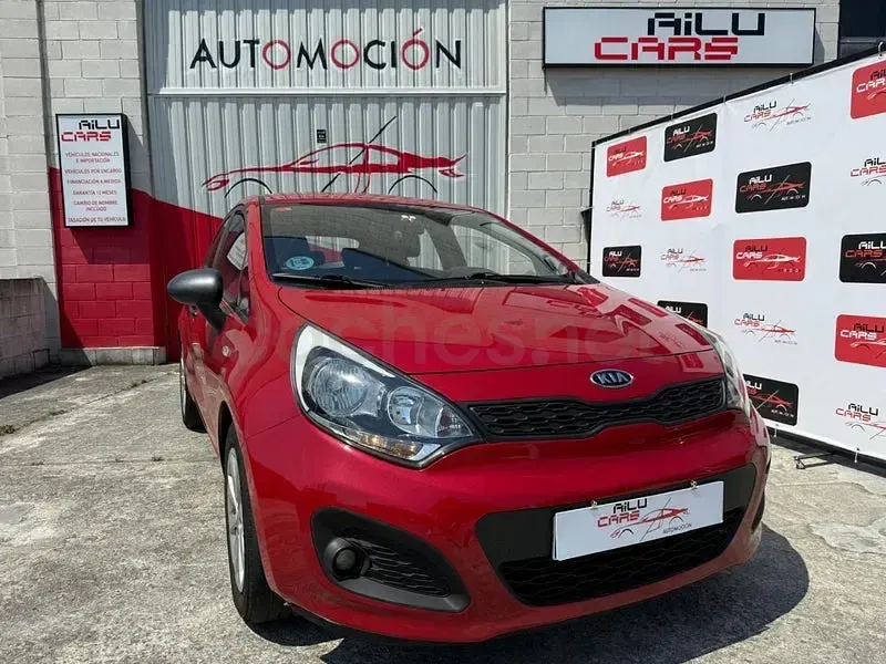 Usado Kia Rio 85 CV (62 kW) 2013 Rojo Berlina