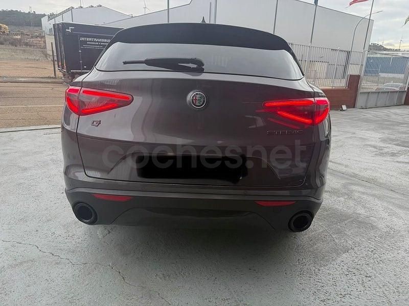 Usado Alfa Romeo Stelvio Super 190 CV (139 kW) 2022 Gris / plata SUV