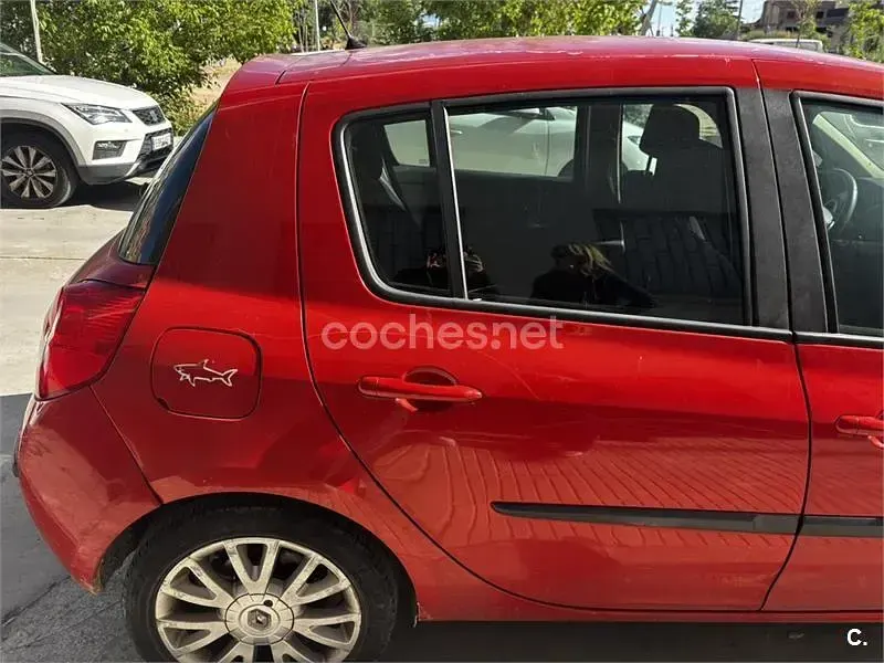 Usado Renault Clio II Dynamique 105 CV (77 kW) 2005 Rojo Berlina
