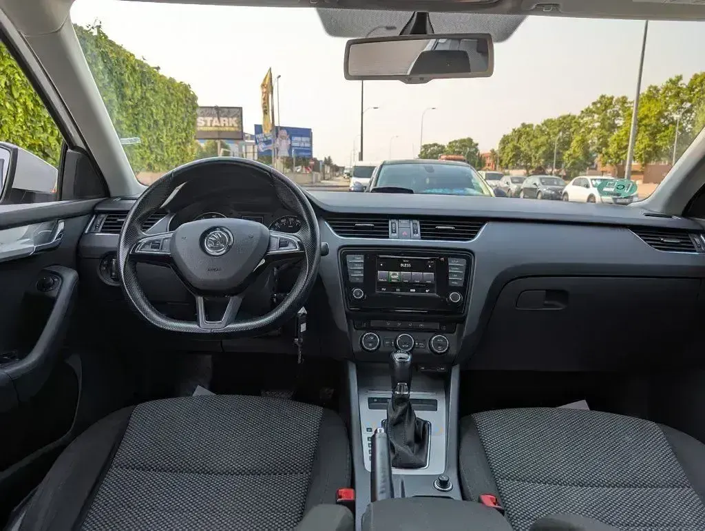 Usado Skoda Octavia Elegance 140 CV (102 kW) 2015 Blanco Familiar