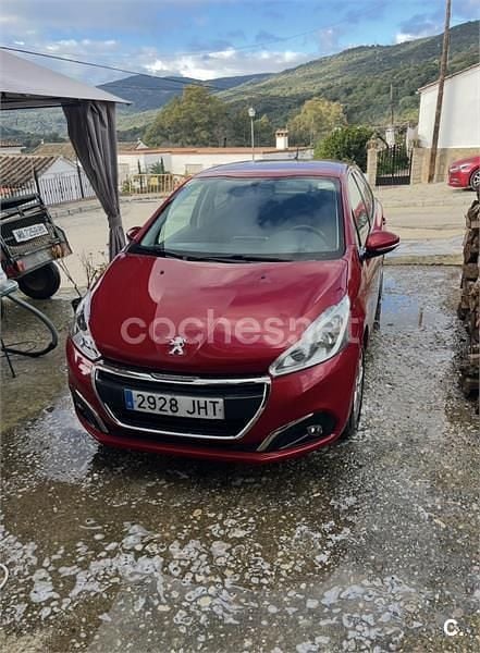 Usado Peugeot 208 Access 82 CV (60 kW) 2015 Rojo Utilitario