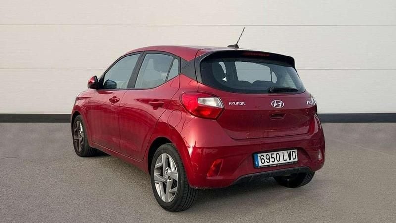 Usado Hyundai i10 67 CV (49 kW) 2022 Rojo Utilitario