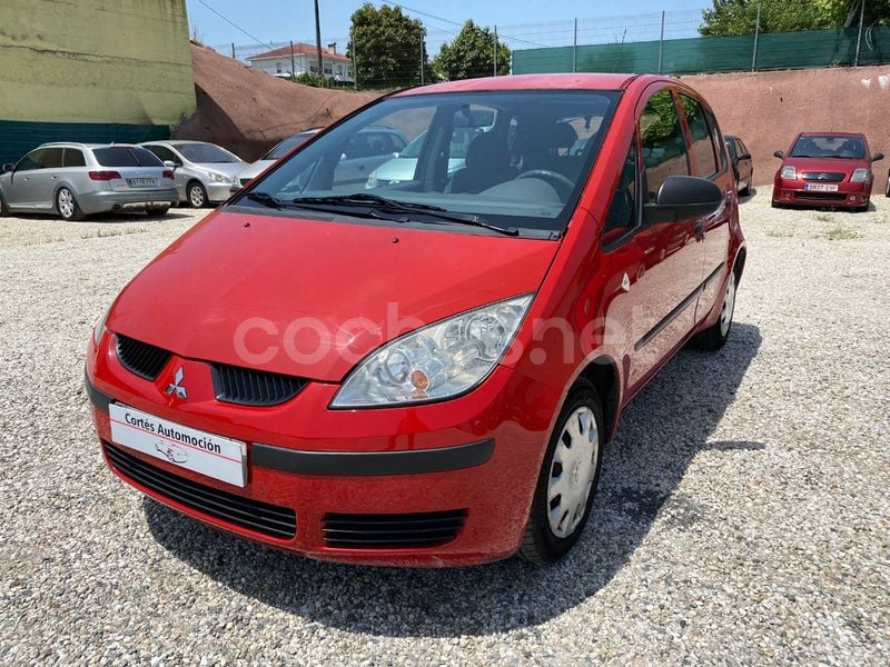 Usado Mitsubishi Colt Inform 95 CV (69 kW) 2005 Rojo Monovolumen