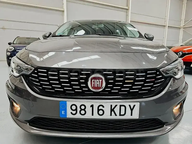 Usado Fiat Tipo Lounge 95 CV (69 kW) 2017 Gris / plata Berlina
