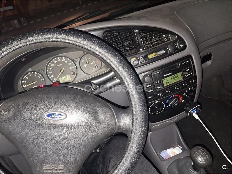 Usado Ford Fiesta Ambiente 60 CV (44 kW) 2000 Azul Utilitario