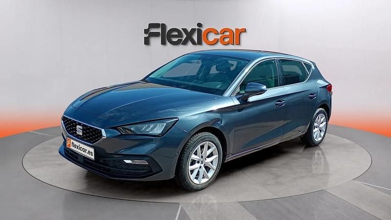 Usado Seat Leon Style 131 CV (96 kW) 2023 Gris Familiar