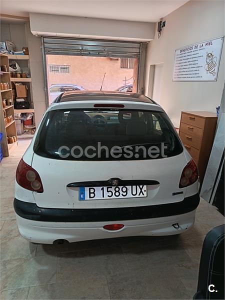 Usado Peugeot 206 70 CV (51 kW) 1998 Blanco Utilitario