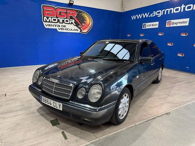 Usado Mercedes E300 Elegance 177 CV (130 kW) 1998 Azul Berlina