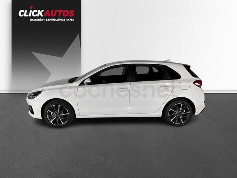 Usado Hyundai i30 110 CV (80 kW) 2024 Blanco Berlina