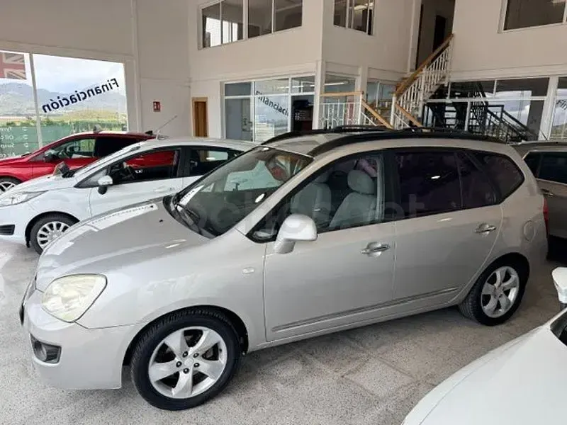 Usado Kia Carens 140 HP (102 kW) 2007 Bege Monovolume
