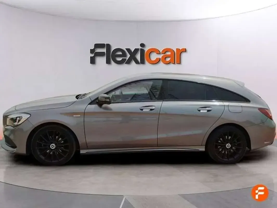 Usado Mercedes CLA180 Shooting Brake 122 CV (89 kW) 2018 Gris Familiar