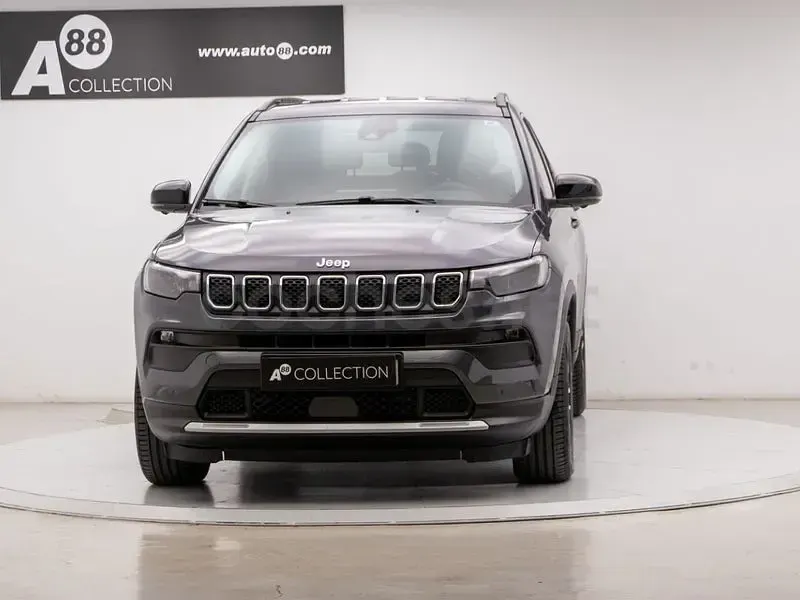 Usado Jeep Compass Limited 130 CV (95 kW) 2024 Gris / plata SUV