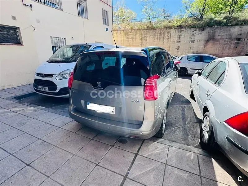 Usado Peugeot 5008 Style 130 CV (95 kW) 2016 Gris / plata Monovolumen