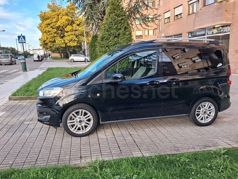 Usado Ford Tourneo Courier Titanium 100 CV (73 kW) 2015 Negro Monovolumen