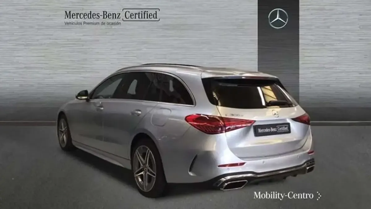 Usado Mercedes C300e 313 CV (230 kW) 2024 Plateado Familiar