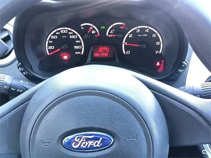 Usado Ford Ka 69 CV (50 kW) 2014 Blanco Berlina