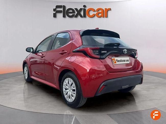 Usado Toyota Yaris Hybrid Active 116 CV (85 kW) 2023 Rojo Berlina