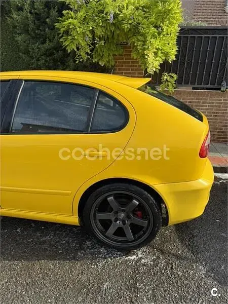 Usado Seat Leon CUPRA 210 CV (154 kW) 2004 Amarillo Utilitario