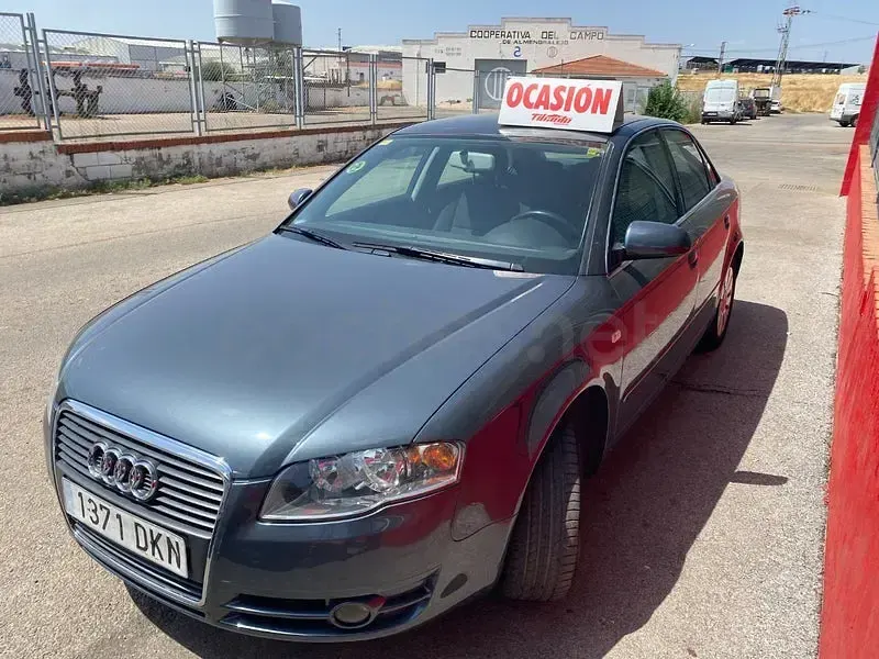 Usado Audi A4 140 CV (102 kW) 2005 Gris / plata Berlina