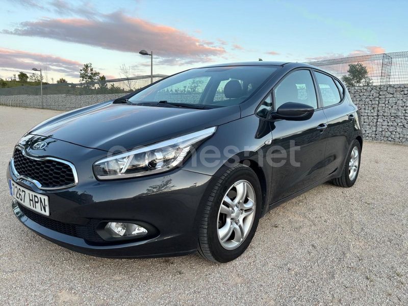 Gris / plata Usado 2013 Kia Ceed GT Berlina | 8900 € (Precio justo) - Imagen 1/4