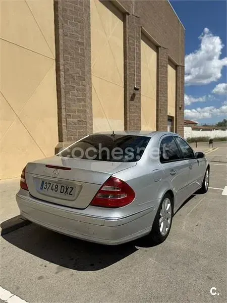 Usado Mercedes E320 Avantgarde 224 CV (164 kW) 2006 Gris / plata Berlina