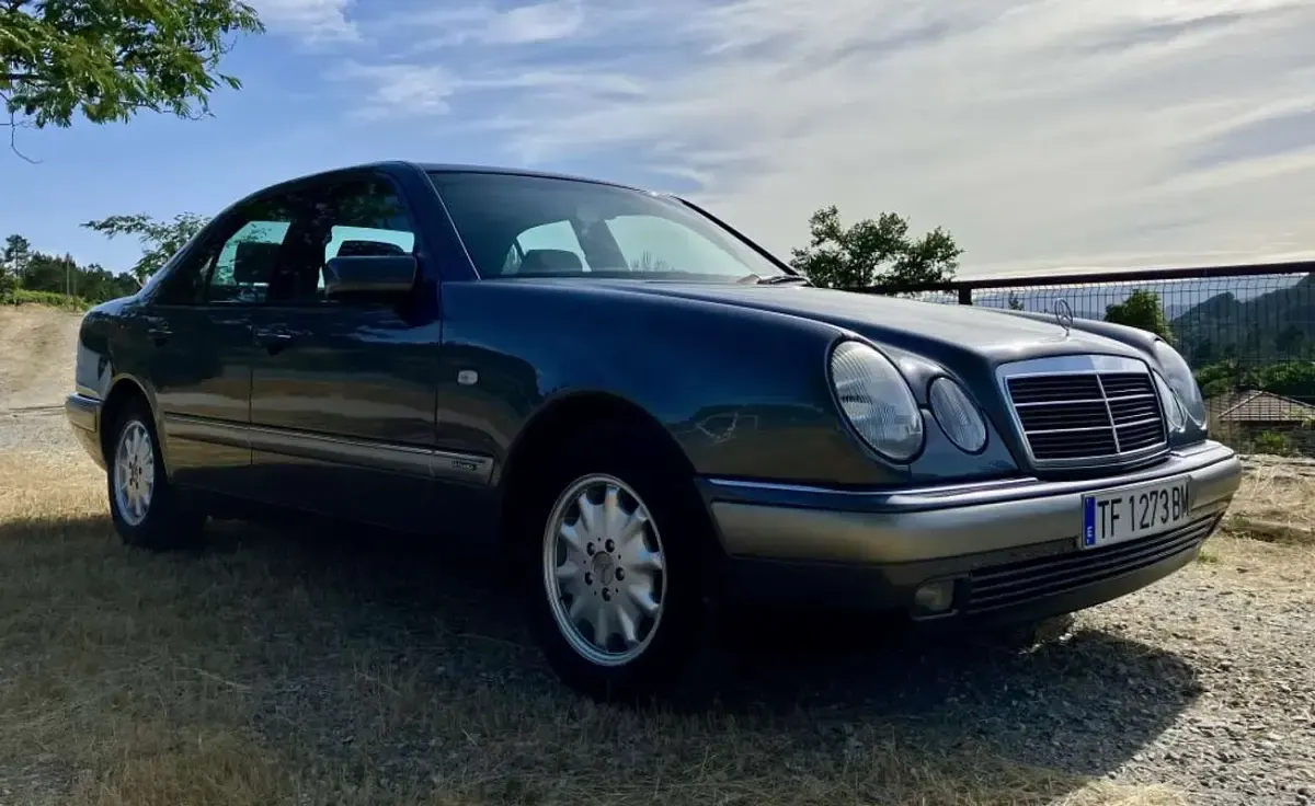 Usado Mercedes E230 Elegance 150 CV (110 kW) 1997 Gris Berlina