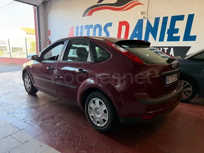 Usado Ford Focus Ghia 100 CV (73 kW) 2005 Granate Berlina