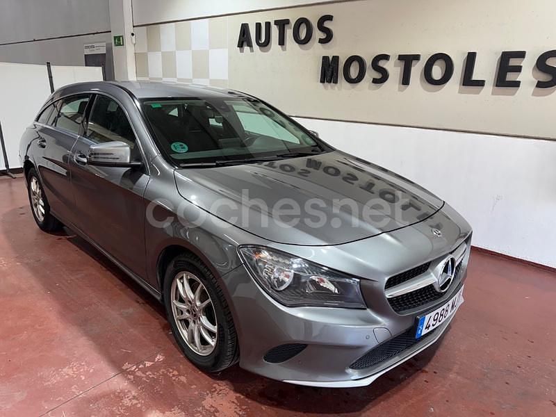 Usado Mercedes CLA180 Shooting Brake 122 CV (89 kW) 2018 Gris / plata Familiar