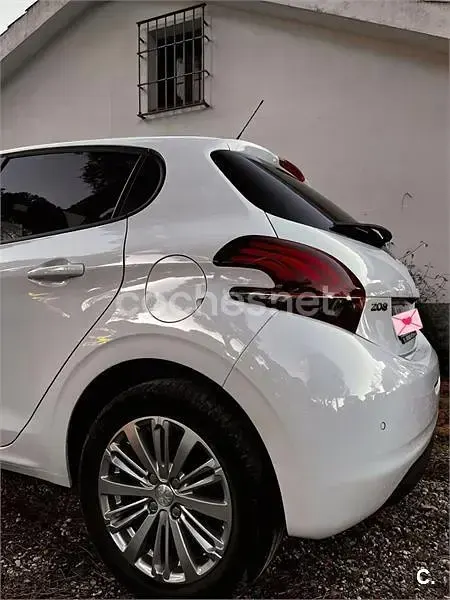 Usado Peugeot 208 Signature Sky 82 CV (60 kW) 2019 Blanco Utilitario
