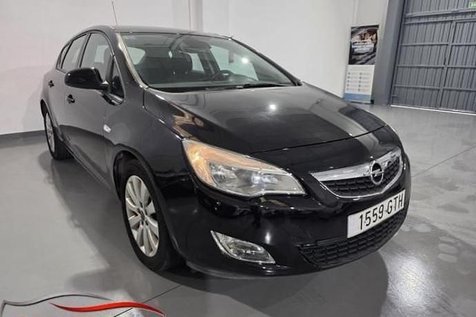 Usado Opel Astra Cosmo 110 CV (80 kW) 2010 Negro Utilitario
