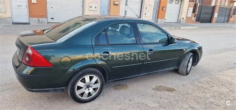 Usado Ford Mondeo Futura 115 CV (84 kW) 2005 Verde Berlina