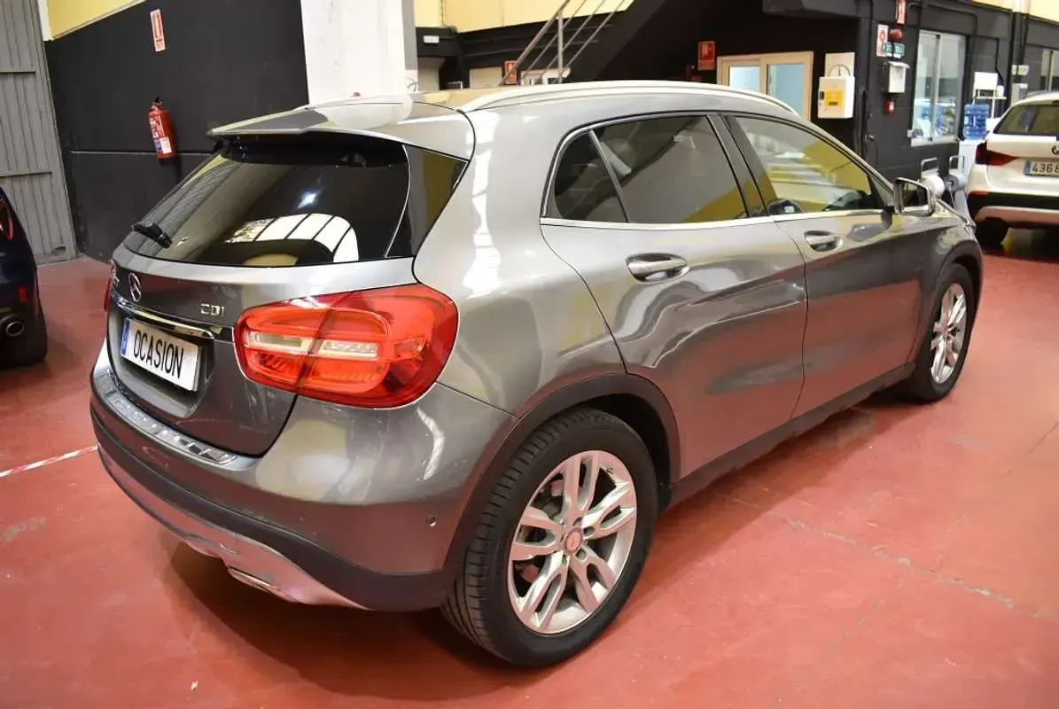 Usado Mercedes GLA200 Style 136 CV (100 kW) 2016 Gris SUV