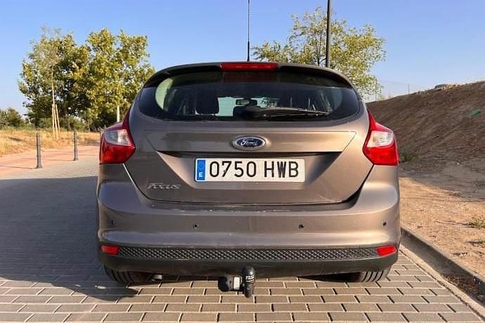Usado Ford Focus 115 CV (84 kW) 2012 Gris Berlina