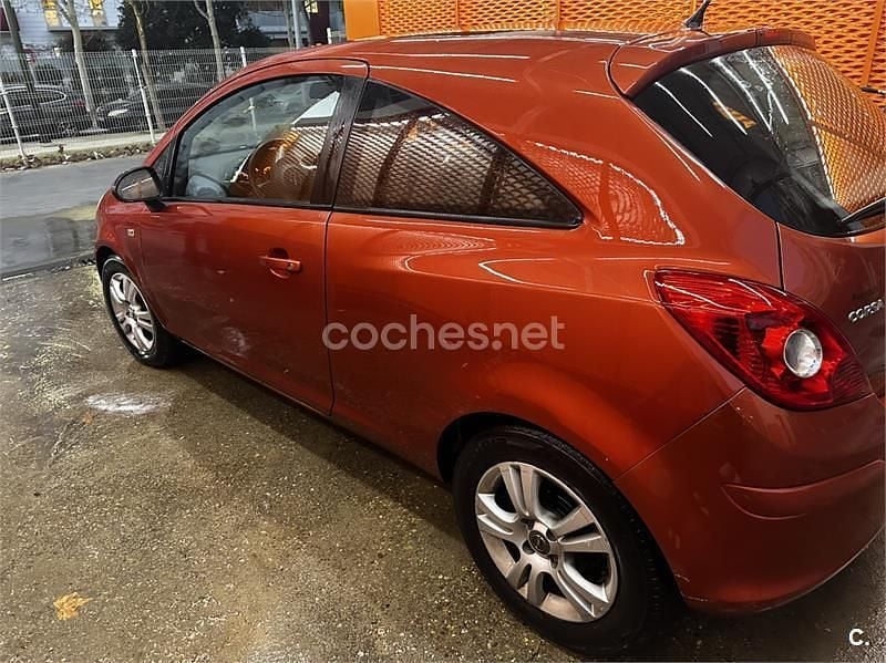 Usado Opel Corsa Essentia 85 CV (62 kW) 2012 Naranja Utilitario
